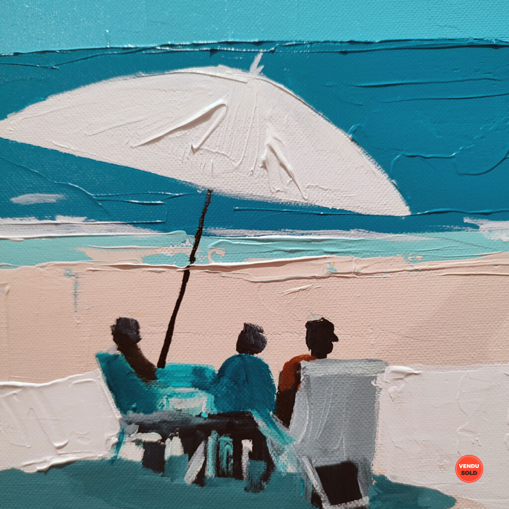 Plage et parasols blancs