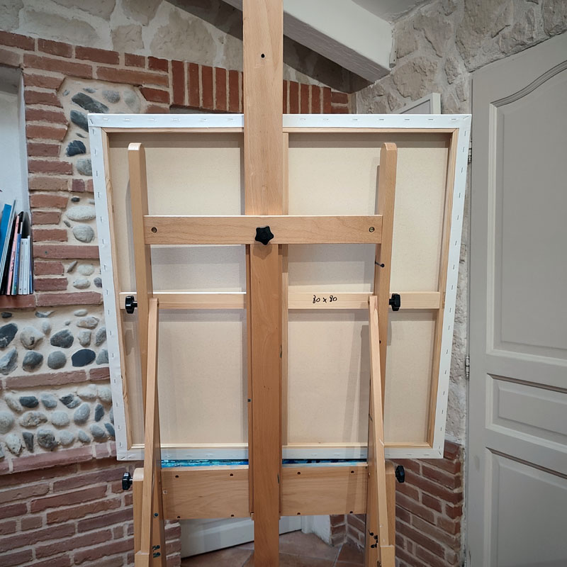 Détail vue de dos de la voile blanche dans la peinture minimaliste "Voilier du Matin Calme", trait épuré sur fond bleu apaisant