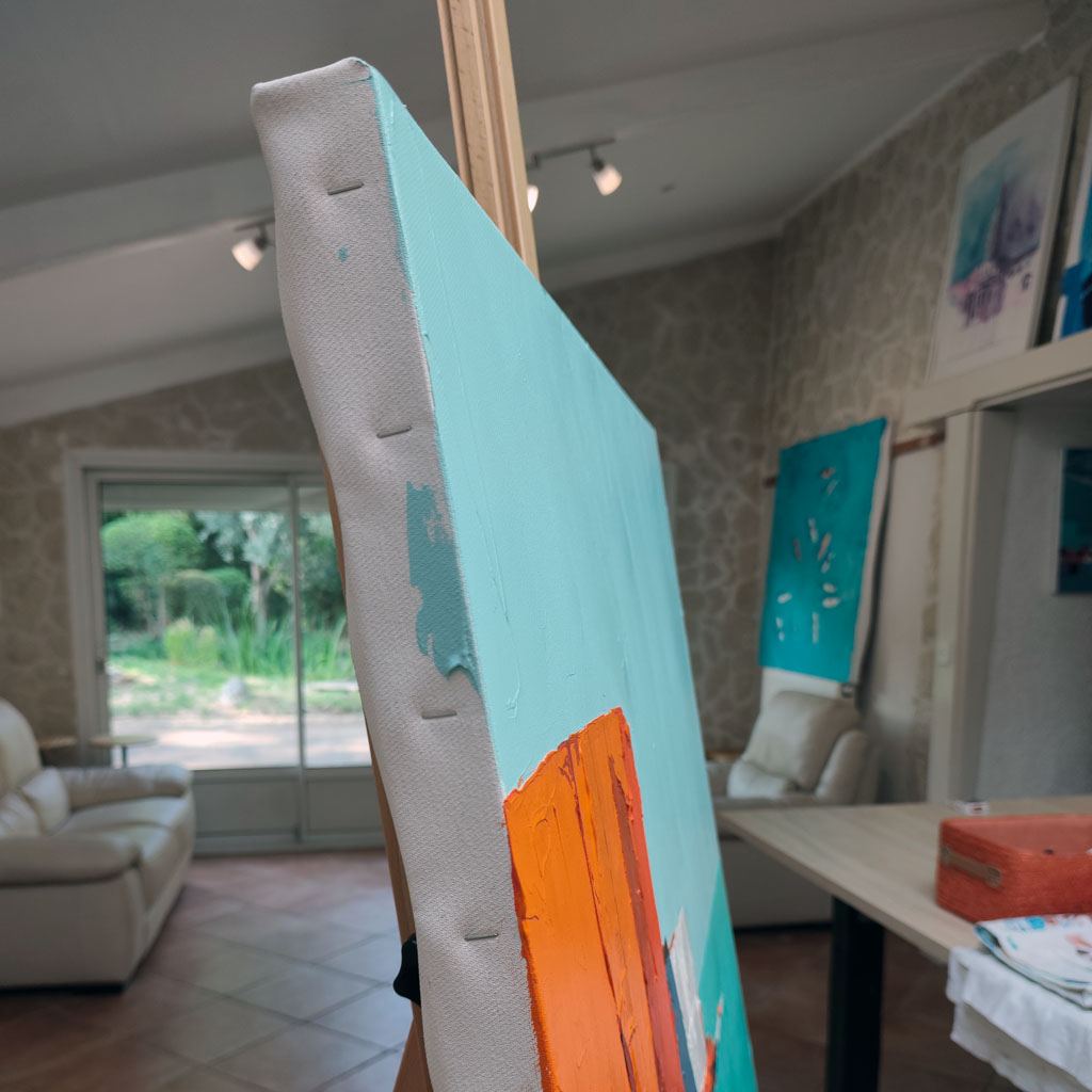 Vue de profil du tableau de falaise moderne Falaise d’été, mettant en valeur l'épaisseur de la toile et les reliefs de la peinture au couteau.