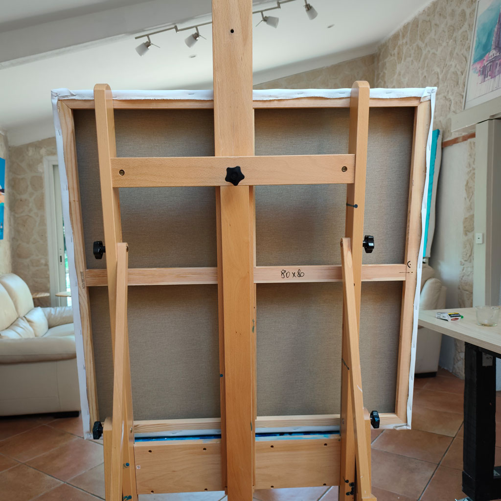 Châssis en bois et dos de la peinture de paysage minimaliste Falaise d’été, montrant la toile
