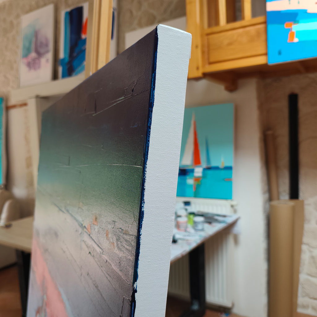 Vue rapprochée de la tranche blanche et propre d'une toile peinte sur un châssis en bois épais mettant en valeur l'épaisseur du tableau.