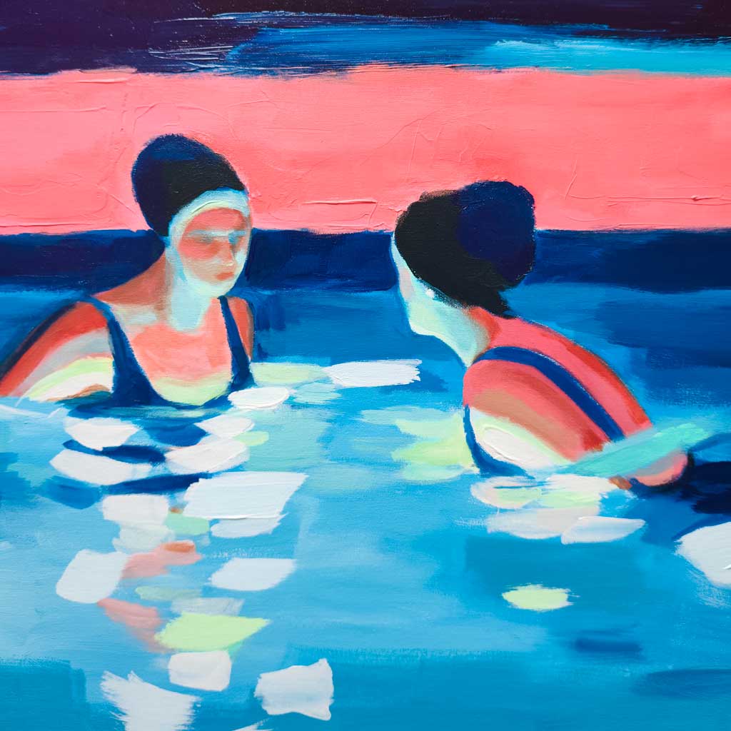 Peinture contemporaine en gros plan montrant deux femmes en maillot de bain et bonnet dans une eau turquoise lumineuse avec une ligne orange en arrière-plan.