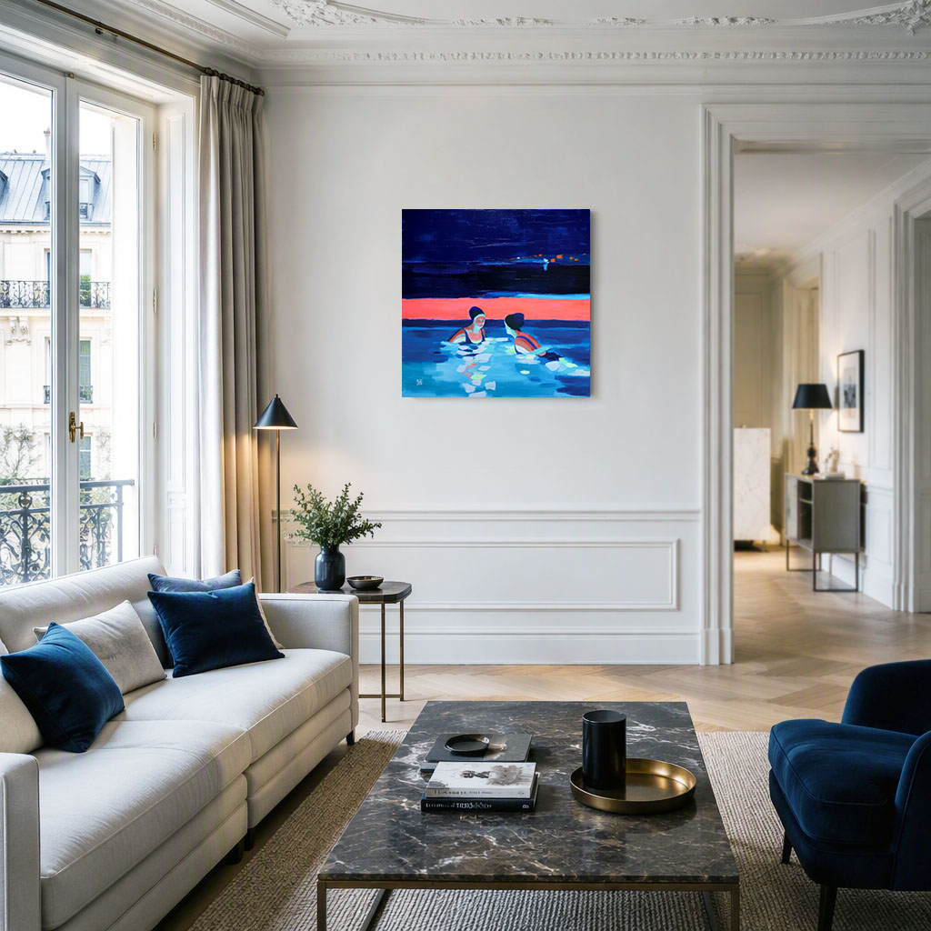 Tableau moderne Lumière de nuit accroché au mur blanc d'un salon élégant et lumineux au-dessus d'un canapé beige avec des coussins bleus.