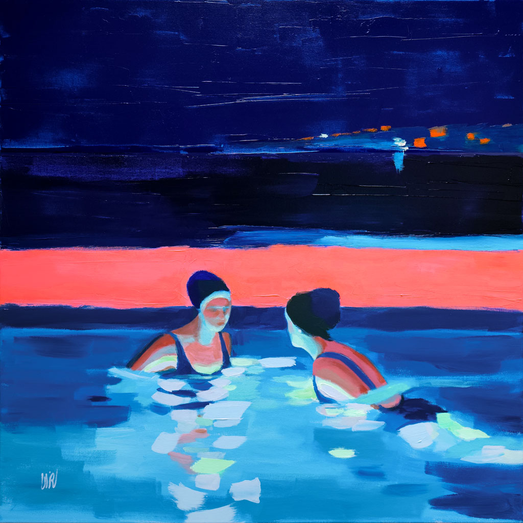 Peinture acrylique contemporaine intitulée Lumière de nuit représentant deux femmes se baignant la nuit dans une eau turquoise avec des reflets et une ligne d'horizon orange rose vibrant.
