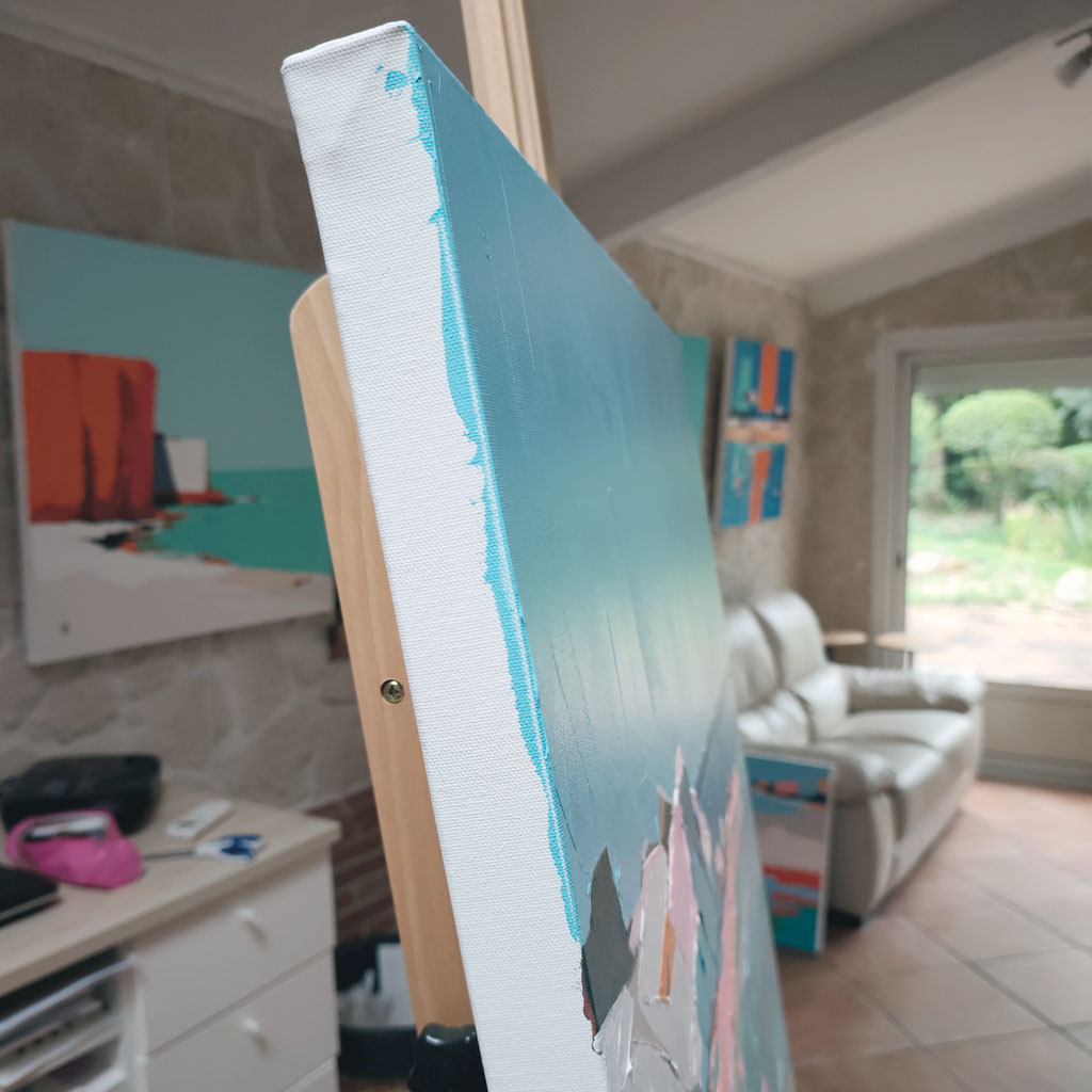 Bordure peinte en bleu d'un tableau contemporain sur châssis entoilé épais.