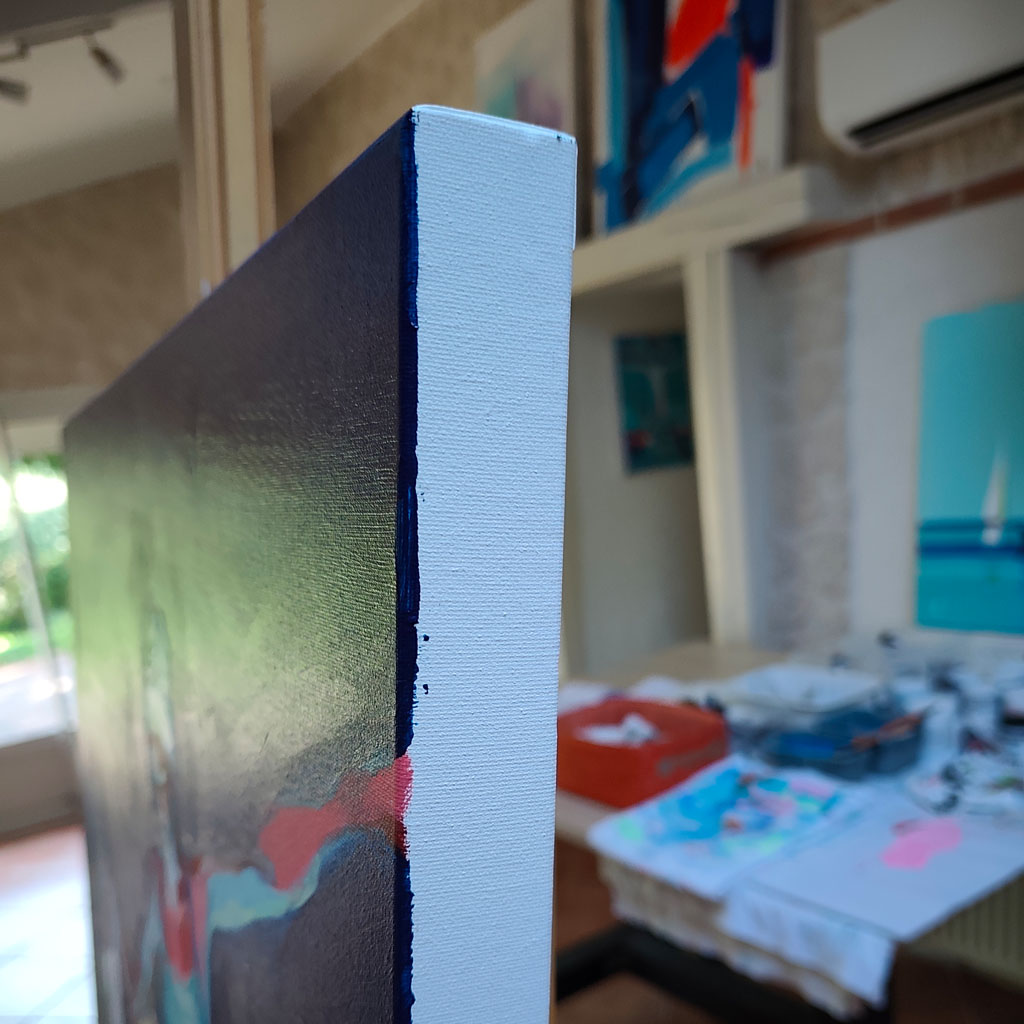 Vue de profil en gros plan de la peinture Baigneuses nocturnes, montrant l'épaisseur de la toile tendue, la texture du grain et la finition impeccable des bords peints en blanc.