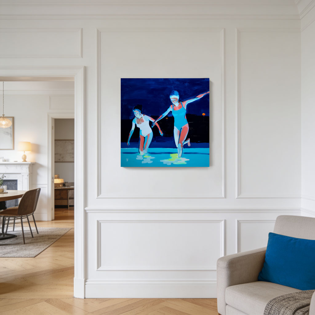 Tableau contemporain Baigneuses nocturnes suspendu dans un salon lumineux au design moderne, au-dessus de moulures blanches, montrant le rendu de la toile 80x80 cm en décoration intérieure.