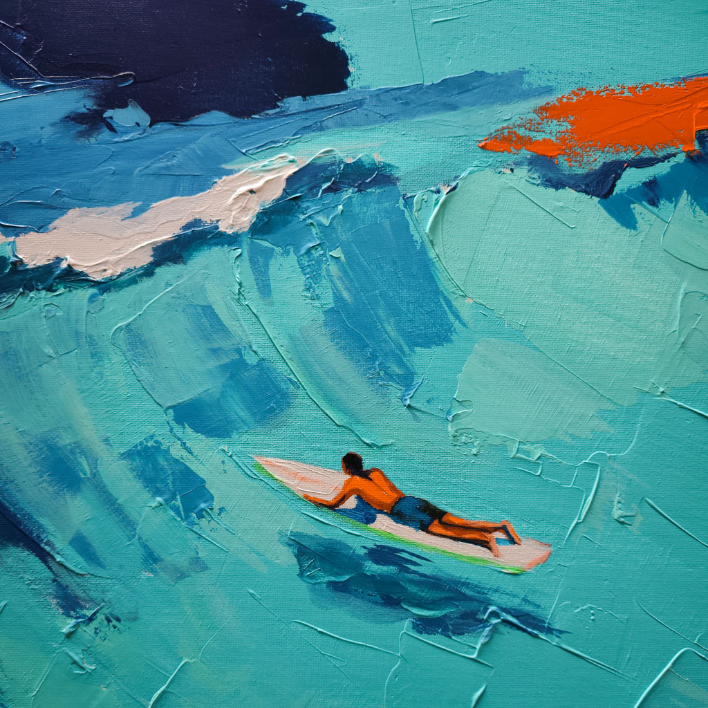 Gros plan sur les textures de peinture au couteau turquoise et un surfeur allongé sur sa planche dans le tableau Free Surf