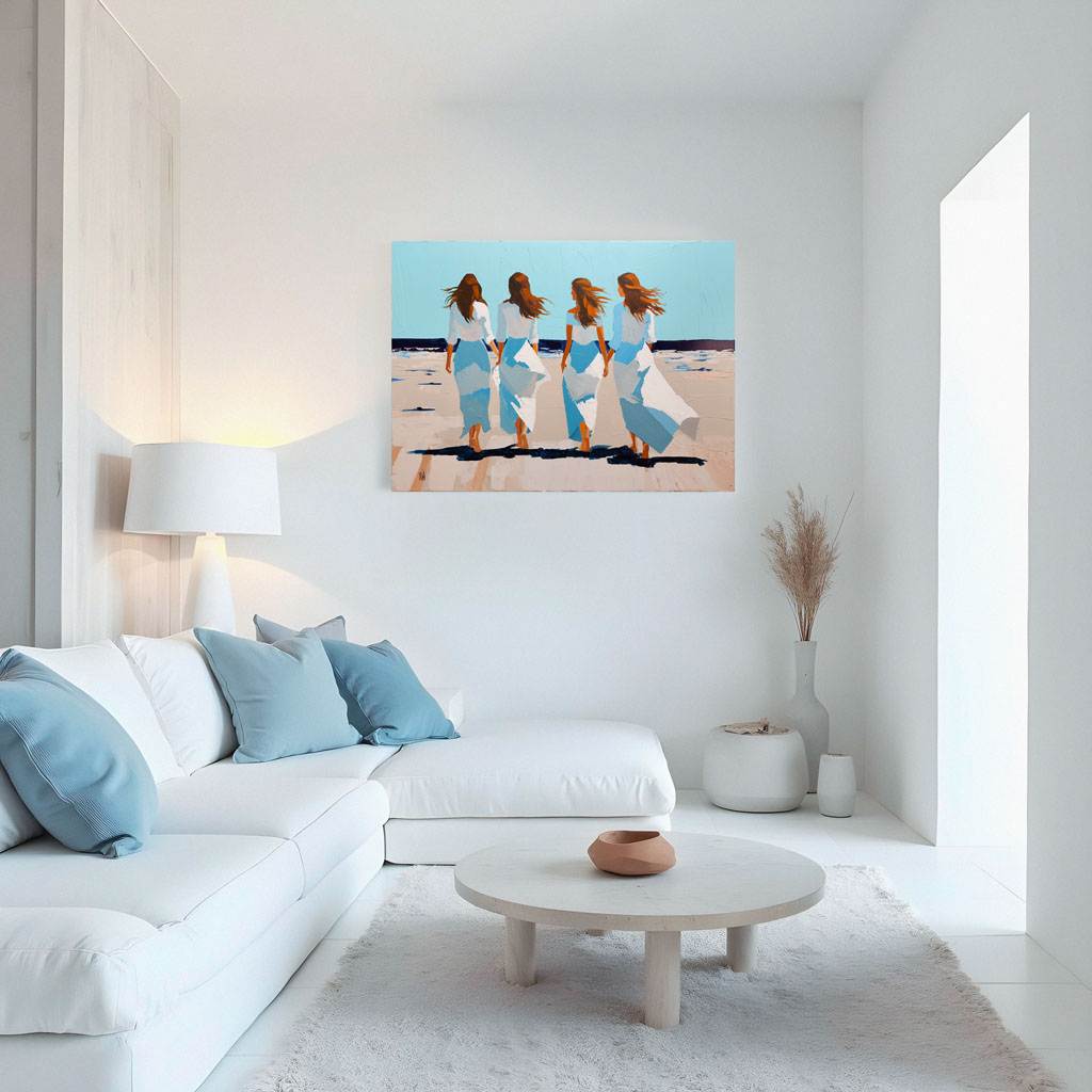 Tableau bord de mer moderne représentant quatre amies à la plage suspendu au-dessus d'un canapé blanc dans un salon lumineux