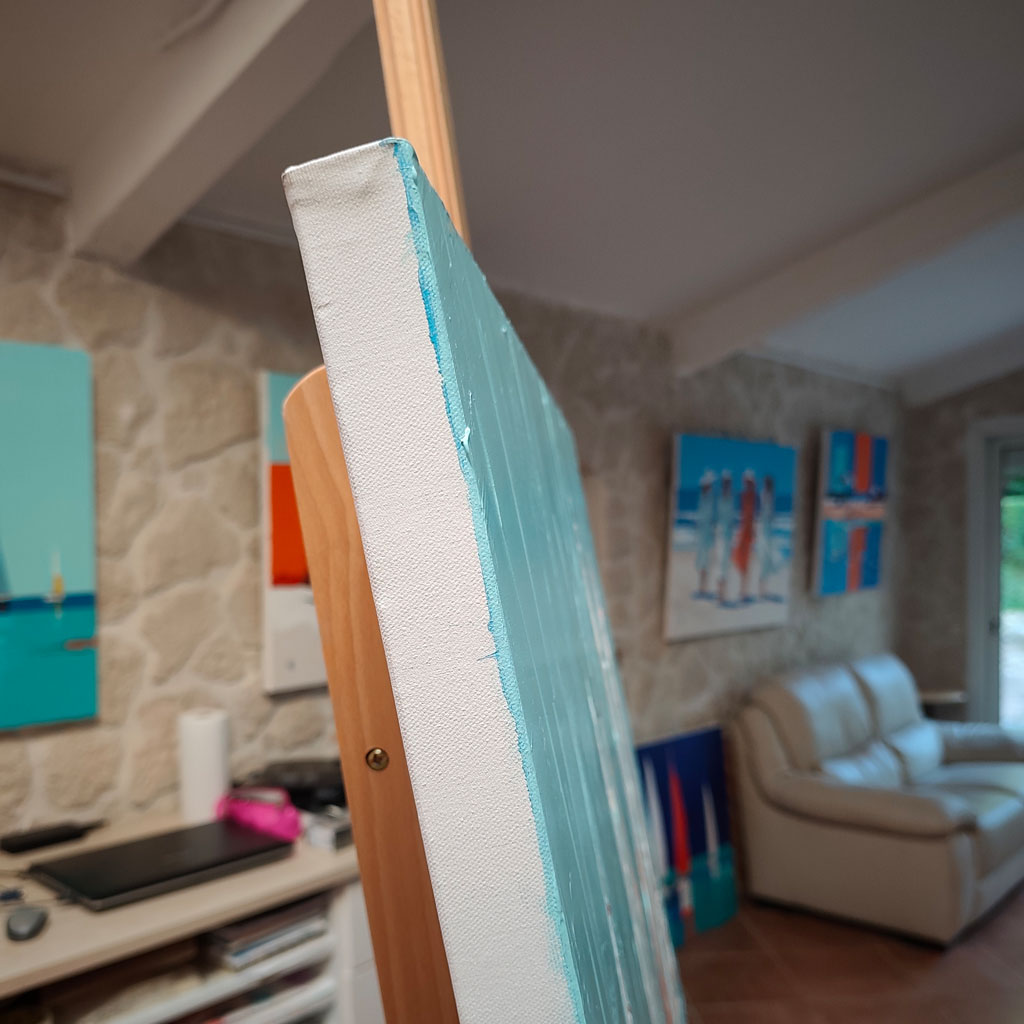 Vue de profil d'une peinture marine contemporaine montée sur châssis en bois, montrant l'épaisseur de la toile et les reliefs de peinture turquoise.