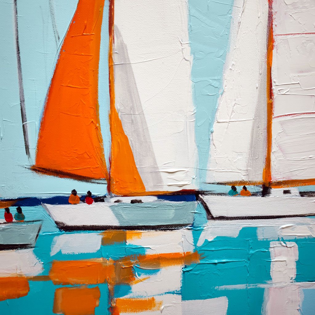 Gros plan sur les textures au couteau d'un tableau de voiliers abstrait, mettant en valeur des voiles blanches et orange et leurs reflets dans l'eau turquoise.