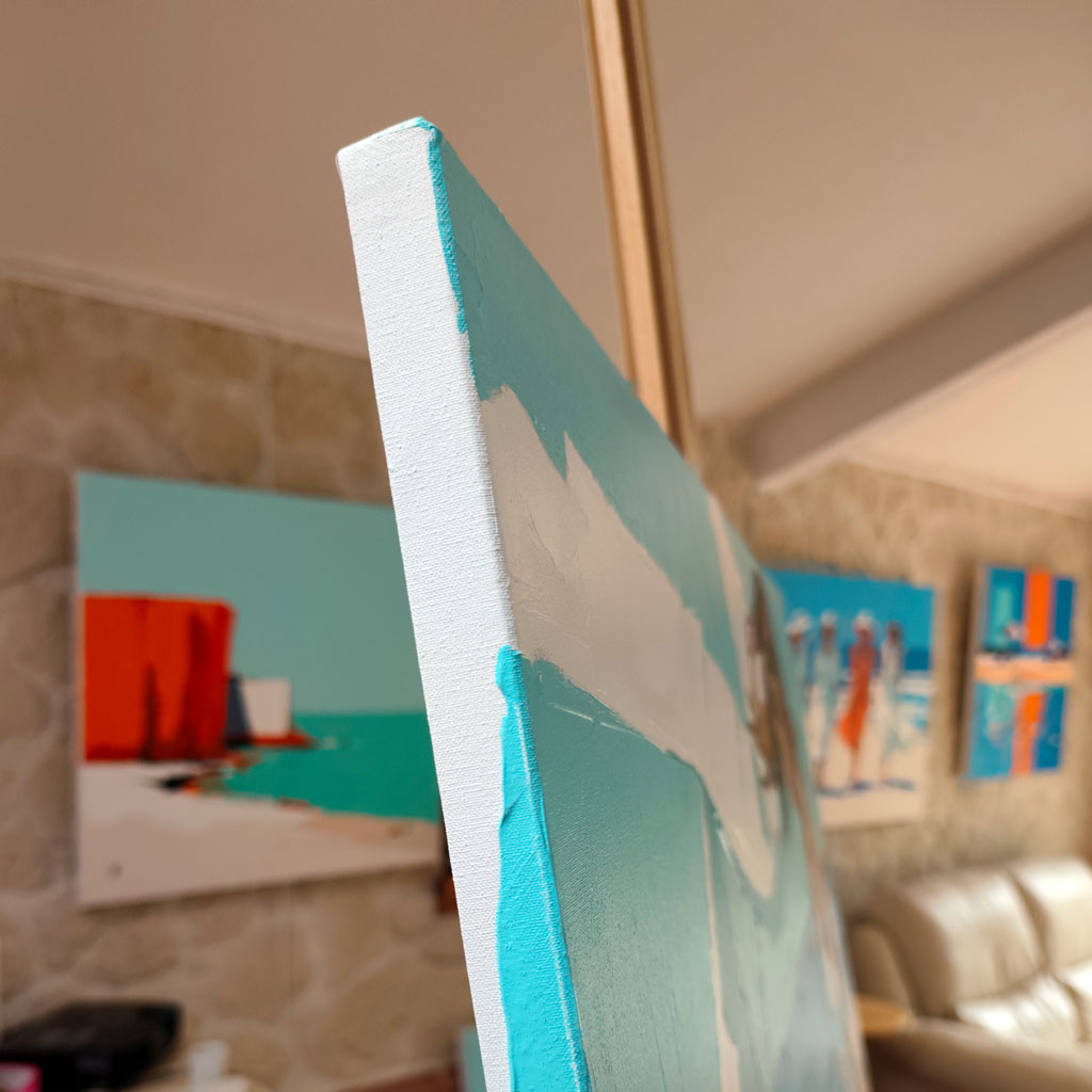 Vue rapprochée de la tranche de la toile peinte en turquoise, mettant en valeur l'épaisseur du châssis et le grain de la texture.