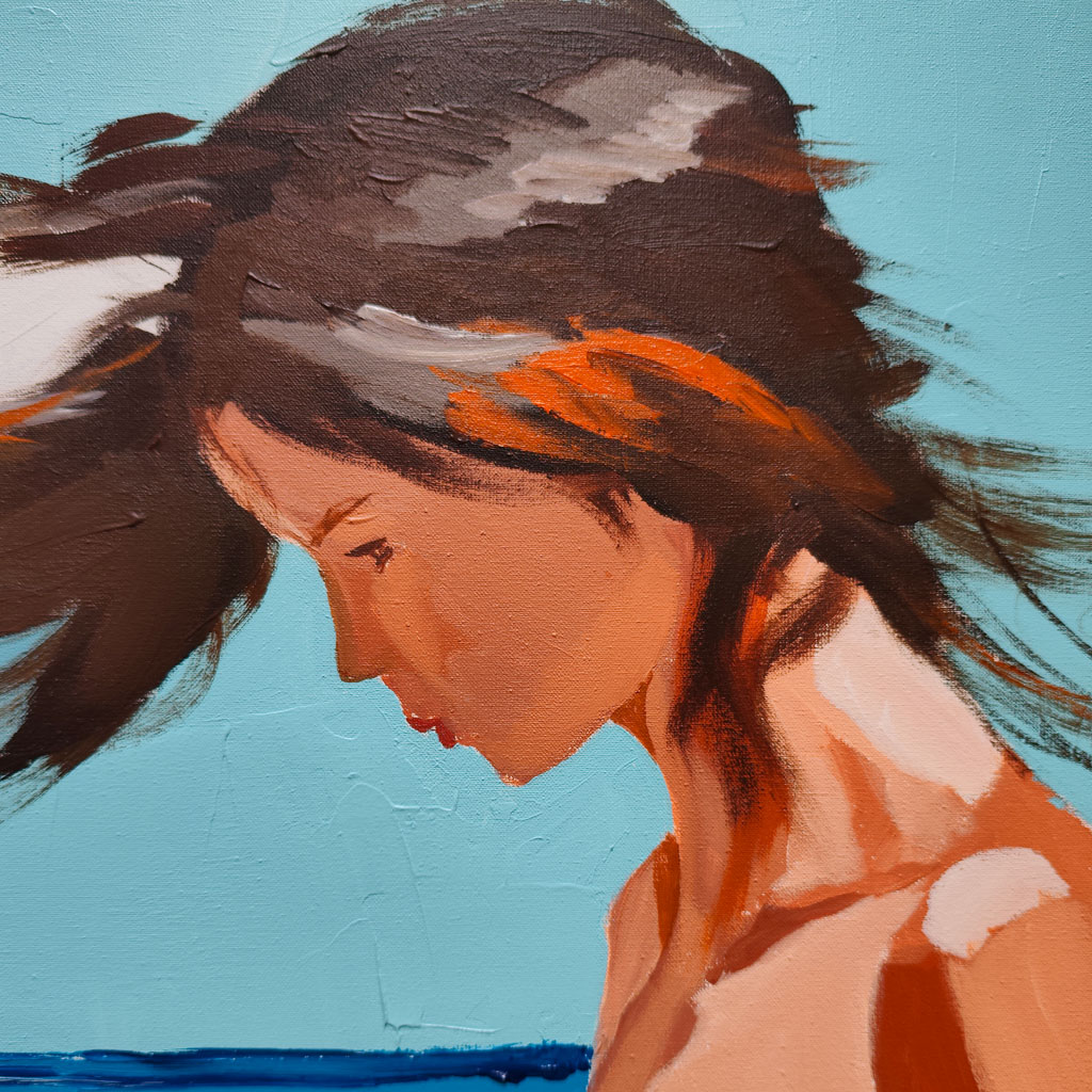 Détail de la peinture Demoiselle sur la plage montrant le profil de la jeune femme aux cheveux bruns et cuivrés balayés par le vent marin sur fond bleu ciel