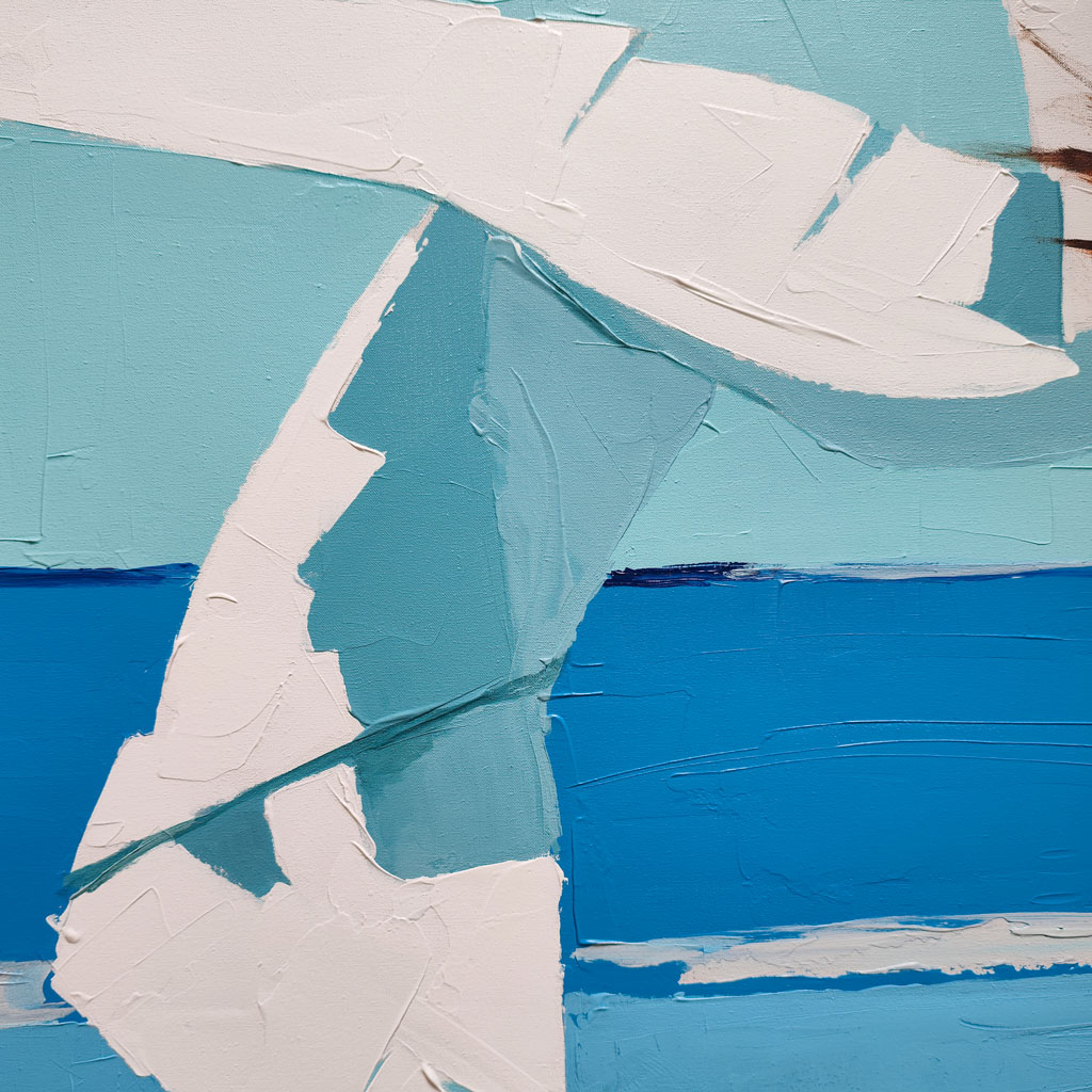 Gros plan sur les textures épaisses et les coups de couteau appliqués sur la toile, illustrant les nuances de bleu, de blanc et de turquoise du drapé