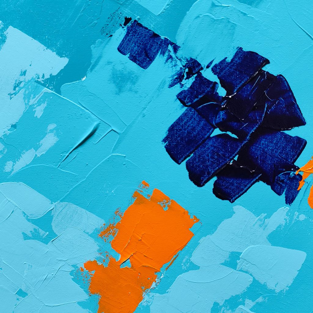 Gros plan sur les textures au couteau et les touches de peinture acrylique orange et bleu marine de la toile