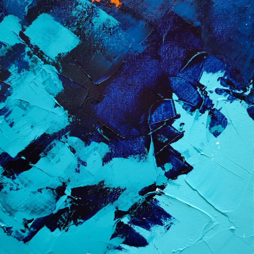Détail des reliefs et des nuances de bleu foncé et turquoise peints en surépaisseur sur un tableau de surf